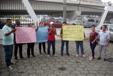 TRABAJADORES EXIGEN PAGOS MIN SALUD