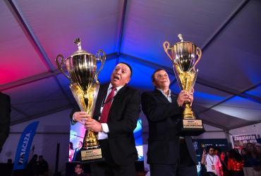 Miguel Jaramillo y Octavio Tamayo celebran su victoria en la final del Campeonato Mundial de 40, tras una intensa partida en el Centro Comercial Iñaquito.