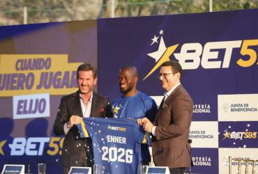 José Enrique Rivas, Enner Valencia y Julio César Alvarado de Lotería Nacional en la firma del goleador como embajador de la marca Bet593.