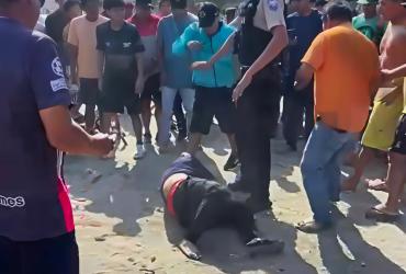 El sospechoso cuando fue atacado por la multitud de ciudadanos que pedían justicia