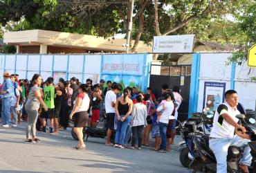 En la unidad educativa Manuela Cañizares de la parroquia urbana Santa Rosa del cantón Salinas, un árbol se desplomó cuando los estudiantes estaban en clases