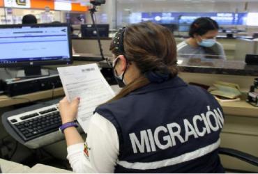 Los controles migratorios podría exigir revisión de redes sociales a extranjeros en Estados Unidos.
