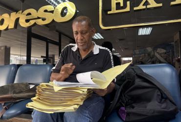 Betancourt carga consigo un gran paquete de documentos en los que consta su proceso judicial.