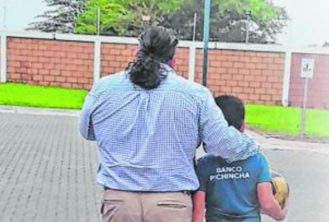 Para Adriel, uno de sus mayores sueños es ser futbolista, como Messi, su inspiración para vivir y enfrentar su enfermedad, cuenta su padre.