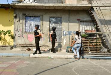 Agentes policiales acudieron al sitio para recabar datos del suceso criminal.