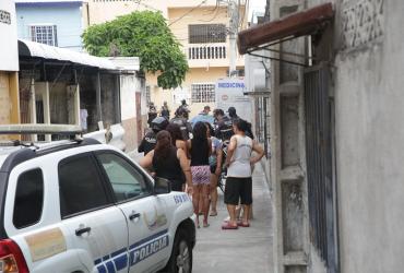 Agentes policiales acudieron al sitio para recabar indicios, en Vergeles.