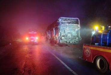 Bus de la cooperativa Yantzaza se incendió en Loja.