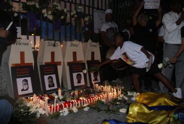 Familiares de las víctimas expresando su dolor, un año después de la desaparición de los menores.