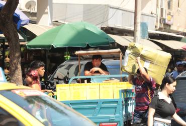 A lo largo de la calle Chile, comerciantes chinos proliferan en el sitio.