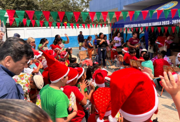 Niños de tres recintos de Tenguel reciben juguetes durante una jornada navideña que buscó llevar alegría a comunidades rurales.