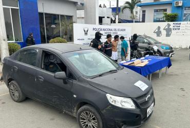 En poder de los aprehendidos se encontró un arma de fuego, el vehículo y otras evidencias.