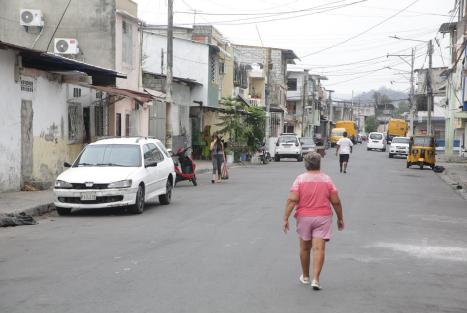 Una persona fallecida y 5 heridas fue el resultado de un ataque armado en el suburbio de Guayaquil.