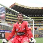 Carlos Luis Morales en julio  del 2012, volvió a repetir la foto que hizo historia en 1990.