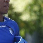 Pervis Estupiñan ayuda a la parte de utilería a llevar las colchonetas para los entrenamientos.
