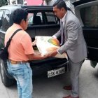Sale en su carro a entregar los pedidos de arroz. Los clientes son sus amistades y padres de los alumnos.