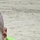 Antonio Valencia junto a su hija se entrena en una playa ecuatoriana.