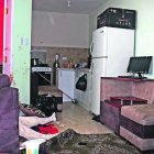 El cuerpo de la víctima quedó tendido en la sala del inmueble. Estaba ensangrentado.