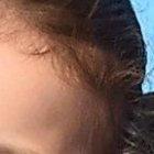 Al parecer, en un acto heroico, esta joven mamá logró salvar a su hijo.