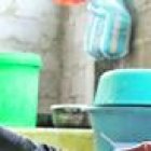 Una tía política cuida a los tres hijos de la mujer que fue atacada con un machete.