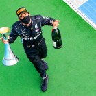Lewis Hamilton festeja tras ganar el Gran Premio de Hungría y asumir el liderato del campeonato mundial de F1.
