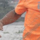 La red de pesca es lanzada en zonas identificadas por los artesanos como de buena afluencia de especies.