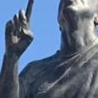 La estatua en honor a Chucho Benítez, ex jugador del Santos, donde ahora dirige el DT Guillermo Almada.