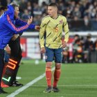 El técnico Carlos Queiroz (i) baraja la opción de entrenar con los seleccionados de Colombia en Europa.