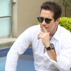  Las gafas son ese otro complemento de las que el actor casi no se separa.  