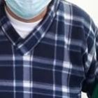 El periodista junto al personal sanitario que trabaja para salvar vidas de los contagiados.