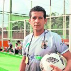 Ángel Escobar, trabaja con una escuela de fútbol en la ciudad de Milagro.