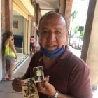 Juan Calderón muestra las dos únicas fotos que tiene de su hermana Dora Martínez, cuando aún era una niña.