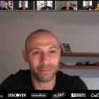 Mascherano conversando con los jugadores juveniles del Barcelona.