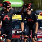 El ecuatoriano Richard Carapaz (i) y el polaco Michal Kwiatkowski (d), ambos del Team Ineos, entraron abrazaditos en la meta de la etapa 18 del Tour de Francia.