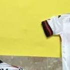 Las camisetas de los jugadores positivos por Covid 19 en la pared del camerino del Monumental.