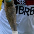 El zaguero de Flamengo, Rodrigo Caio (d) dio positivo a su prueba de Covid-19.