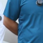 El adulto mayor fue despedido con honores a su salida del nosocomio guayaquileño.