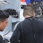 Buzos del Grupo de Intervención y Rescate (GIR), de la Policía Nacional, realizan la búsqueda del muchacho.