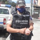 El oficial muestra cómo el joven pretendía quitarse la vida. Al subteniente lo acompañaron cuatro policías más durante el proceso.