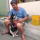 Luis Álava no dejaba de acariciar a su perro en señal de agradecimiento por haberlos alertado del incendio.