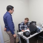 Juan Carlos Morán (izq.) es uno de los pequeños empresarios que recurren al coworking en la UTEG.