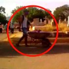 Una parte del video donde se ve a una carretilla con muerto.