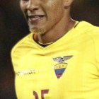Robert Arboleda, de Ecuador, disputa un balón con Lionel Messi, ofensivo argentino. Este duelo se repetirá este jueves 8 de octubre en Buenos Aires.