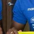 Pervis intercambio la camiseta con Ángelo Preciado el tractor de Independiente del Valle.