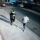 Los delincuentes aprovecharon que la víctima estaba de espaldas para acercarse a él y asaltarlo.