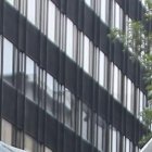 Vilka Medina León nos deleitó con una de sus creaciones musicales frente a la estatua de su abuelo, en el centro de Guayaquil. 
GERARDO MENOSCAL
Agencia (ag-expreso)