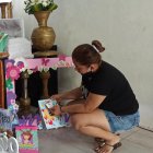 Junto al féretro se colocaron los regalos y la pancarta utilizada para celebrar el primer añito de la niña.