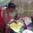 Carmen Segura en la sala de su casa ha improvisado el dormitorio de Tío Pijo.