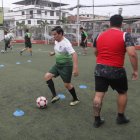 Antes de ir a sus respectivos trabajos, un grupo de 25 personas entrena como jugadores profesionales.