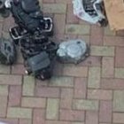 Miembros de la Policía clasificando las motos y piezas de dudosa procedencia, halladas en una vivienda.