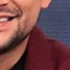 Emilio disfruta su look casual, pero los fines de semana luce jeans, camiseta y zapatos deportivos.